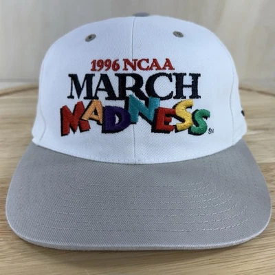 De colección AJD Hoops Deportes 1996 NCAA Universidad Baloncesto March Madness Snapback Gorra Gorra Foto 1 de 4