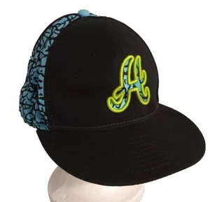 Sombrero ajustado Hella talla 8 ropa de calle diseño de moda negro/verde azulado usado  - Imagen 1 de 13