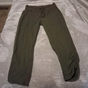 Pantalones Cortos Lululemon Dance Studio Verde Ejército Talla 8. - Imagen 1 de 13