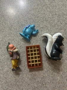 Vintage Small Toy Lot : Skunk, Dwarf, Coca-Cola Box, & Non Vintage Sulley - Bild 1 von 2