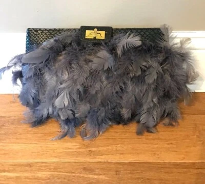 Bolso de mano sin asas Turnlock de piel de serpiente imitación pluma gris de Asos para mujer Foto 1 de 4