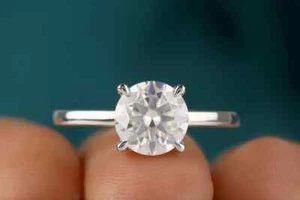 Anillo de compromiso solitario moissanita VVS1 corte redondo de 2,10 quilates de oro blanco sólido de 10 k - Imagen 1 de 11