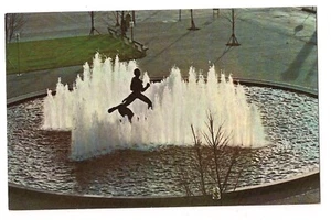 Harry J Kiener Fountain THE RUNNER Plaza Courthous St Louis Missouri Postcard MO - Picture 1 of 2