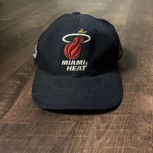 Sombrero vintage Sports Specialties Miami Heat SnapBack logotipo liso NBA negro años 90  - Imagen 1 de 10