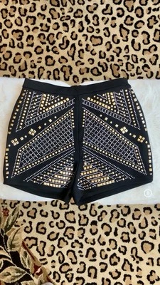 Женские МАЛЕНЬКИЕ черные серебристые и золотые шорты с заклепками на высокой талии A'GACI на молнии - Изображение 1 из 4
