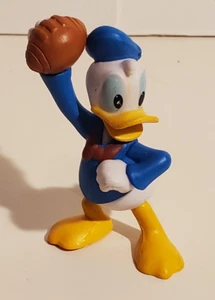 FIGURA DE PATO DISNEY DONALD CON FÚTBOL PVC GREENBRIER INTL FIGURIER - Imagen 1 de 2