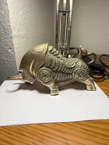 Estatua Toro Asiático 7" largo 4 1/2" alto color plata - Imagen 1 de 4