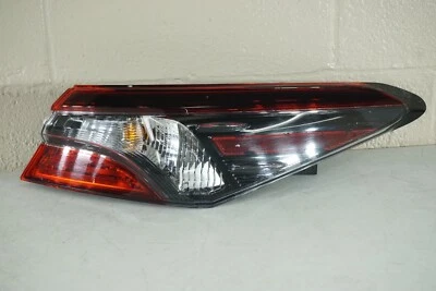 2018-2019-2020-2021-2022-2023 TOYOTA CAMRY RIGHT OUTER TAILLIGHT HALOGEN W/LED Foto 1 de 4