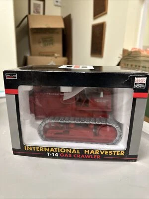 International Harvester T-14 Gas Crawler 1:16 Spec Cast Classic Series 2003 ZJD  - Image 1 of 4