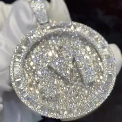 Colgante con letras personalizadas de diamantes creados en laboratorio de esmeralda de 8 quilates enchapado en oro blanco de 14 quilates Foto 1 de 4