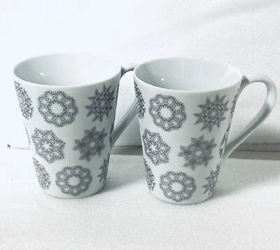 Juego de 2 tazas de copo de nieve CRATE & BARREL porcelana blanca plata nuevas Foto 1 de 4