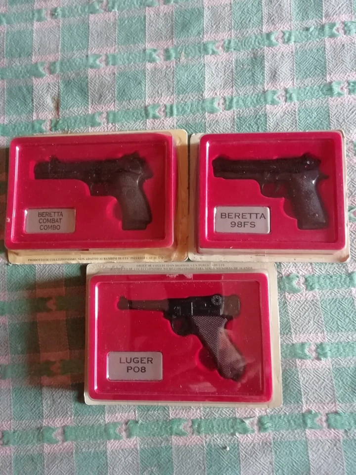 3 modelli da collezione  di pistole    scala 1: 2,5 - Immagine 1 di 1