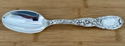 "CRISANTEMO TIFFANY ESTERLINA 8 1/2"" CUCHARADA GRANDE CRUJIENTE SIN MONOGRAMA" Foto 1 de 4