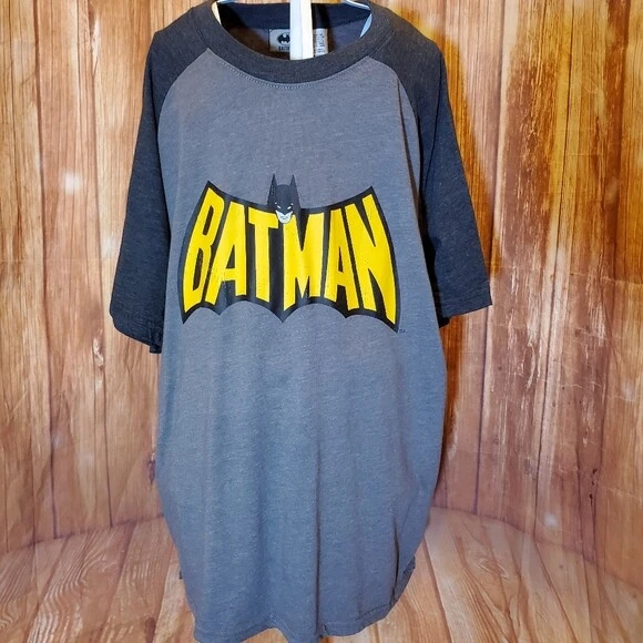 Batman Short Sleeve T-Shirt Sz Large - Image 1 of 3