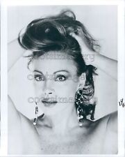 1993 Press Photo Lovely Spanish Singer Paloma San Basilio Pulls Hair Up