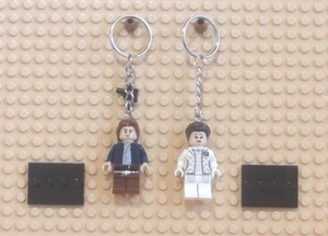 MINIFIGURE KEYCHAIN Star Wars- HAN SOLO PRINCESS LEIA w/Pistol Charm Stand New - Picture 1 of 4