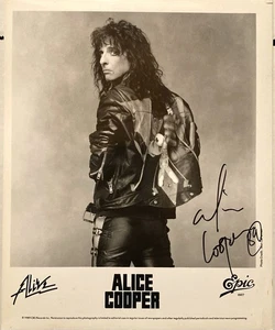 ALICE COOPER RARE VINTAGE 1989 AUTOGRAPHED 8.5 X 10.5 PROMO PHOTO EPIC RECORDS - Picture 1 of 4