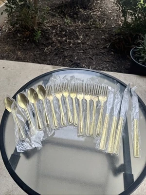 Cubiertos Gibson tono dorado de acero inoxidable 16 piezas NUEVO Foto 1 de 4