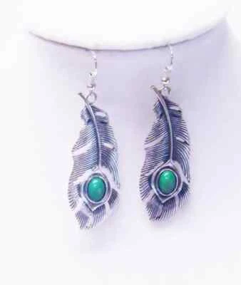 Pendientes de filigrana chapados en plata con cuentas de cabujón verde Foto 1 de 4