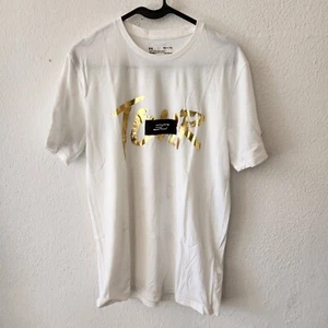Camiseta oficial para hombre Under Armour Steph Curry Asia Tour 2018 talla pequeña - Imagen 1 de 6