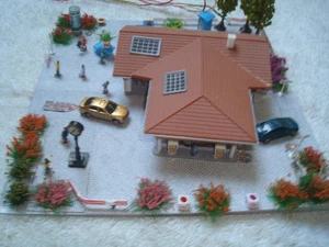 Spur N Tankstelle beleuchtet 4 Autos 10 Figuren Blumenbüsche u. mehr ! - Bild 1 von 5