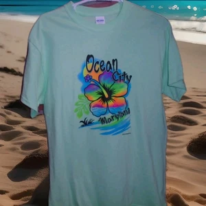 OCEAN CITY MARYLAND WOMANS FLORAL DESIGN TSHIRT SIZE MEDIUM-WORN 2 TIMES - Picture 1 of 2