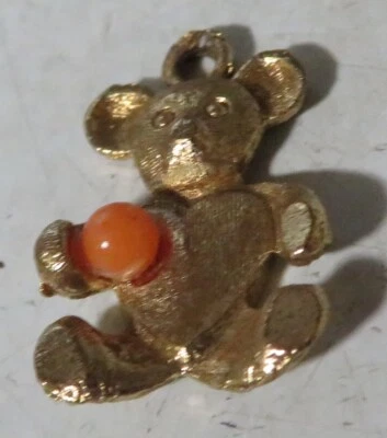 Dije de oso de peluche de corazón tono dorado pequeño vintage con bola naranja usado 3/4" ta Foto 1 de 4