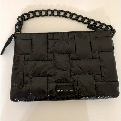 Cartera BCBGeneration negra acolchada brillante encadenada Foto 1 de 4