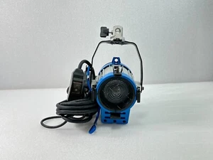 ARRI Plus 300 Watt Fresnel Tungsten Light w/ Barn Doors IT NEEDS A NEW LAMP 🚚 - Picture 1 of 7