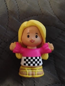 Fisher Price Little People Barbie Rennfahrer blonde Haare Mädchen Figur - Bild 1 von 2
