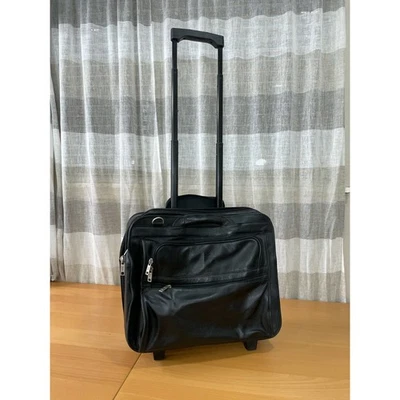 Bolsa de equipaje de mano con ruedas de cuero negra Frye para computadora portátil con asa que falta correa Foto 1 de 4