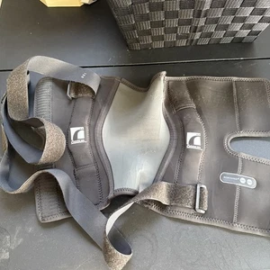 Ossur Kniebandage Rebound klappbar mit polyzentrischen Scharnieren Halstuch Gr. XXL 2XL schwarz - Bild 1 von 5