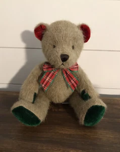 Oso de peluche Manhattan Toy Europe 2004 peluche rojo verde 8"" RARO - Imagen 1 de 6