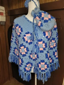 Poncho vintage Boho Granny quadrato all'uncinetto rosa blu con borsa abbinata. Fatto a mano. - Foto 1 di 12