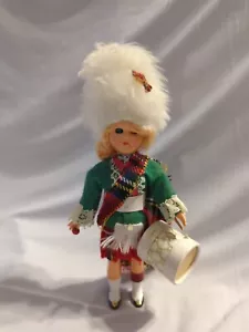 Bambola souvenir in plastica batterista/guardie scozzese senza marchio, 6 1/2" - USATA - Foto 1 di 11