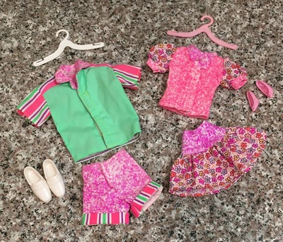 Barbie Ken #68205 1993 de colección informal moda genial lote de 2 trajes/zapatos a juego Foto 1 de 2