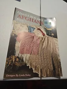 Leisure Arts ~ QUICK CROCHET AFGHANS volantino #824 - Linda Luder - 4 disegni ottime condizioni - Foto 1 di 2