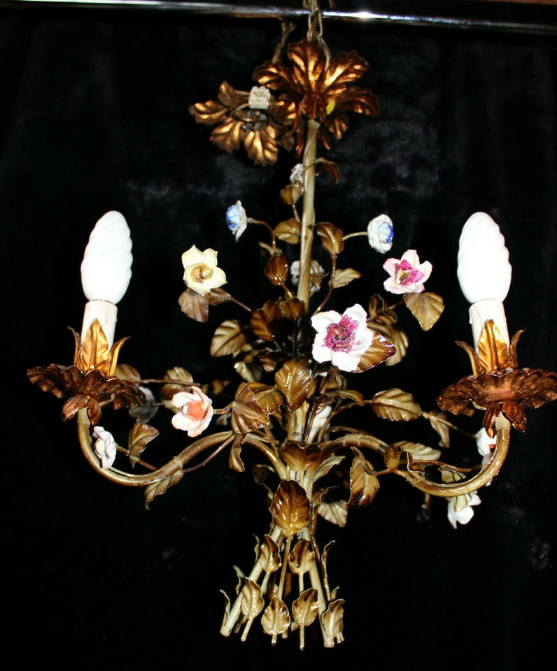 Lámpara de araña vintage francesa de metal con flores de loza 1970  Foto 1 de 4