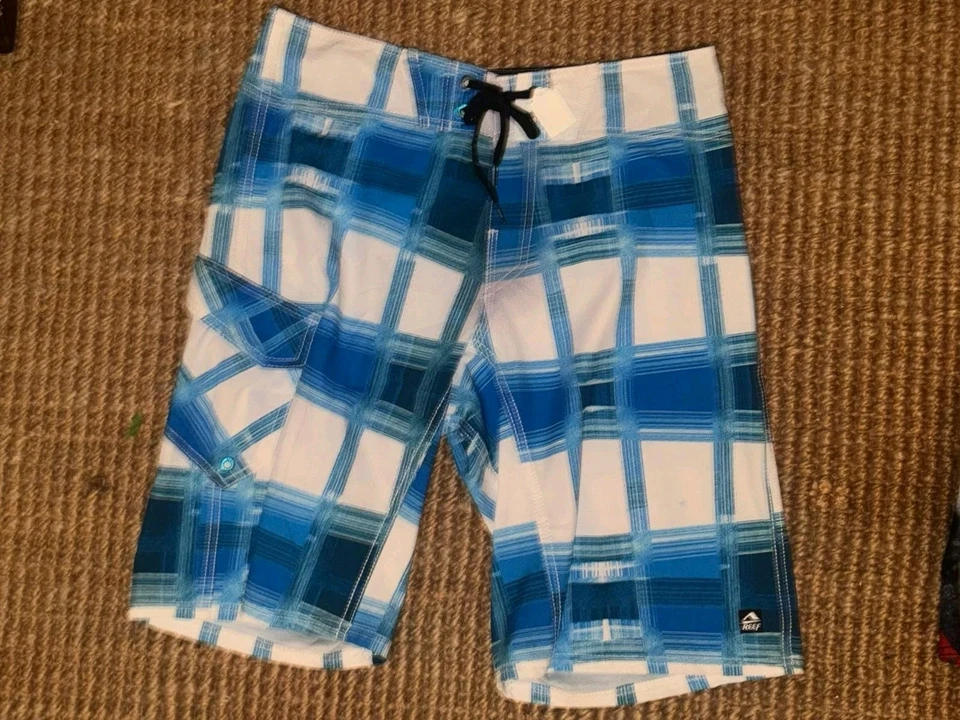 Nuevo Reef Plaid 22" Hombres Boardshorts Pantalones Cortos Talla 32 Blanco Azul Surf Vintage Elástico Foto 1 de 2