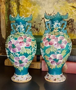 1868c ANTIQUE JAPANESE MEIJI HEAVY MORIAGE PAIR OF HANDLED 12” VASES SATSUMA - Picture 1 of 10
