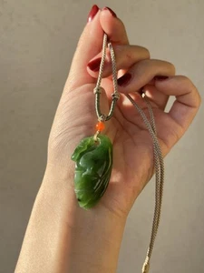 Colgante vaina de loto de jade hetiano verde tallado a mano, 手雕碧玉如意莲蓬 - Imagen 1 de 12