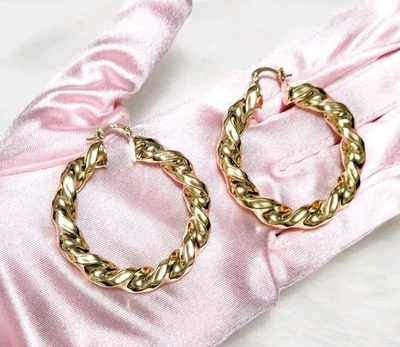 Pendientes de aro retorcidos gruesos de oro pequeño XP de 9 quilates aros giratorios planos de 50 mm A*** Foto 1 de 4