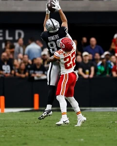 Brock Bowers Making a Catch Las Vegas Raiders 8x10 NFL Football Photo - Picture 1 of 1