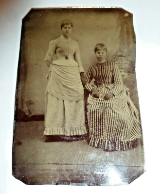 Старинный олова типа фото женщины викторианской сестры-близнецы различные платья - Изображение 1 из 4