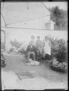 Plaque verre photo ancienne négatif noir et blanc 9x12 cm famille chiens France - Photo 1 sur 2