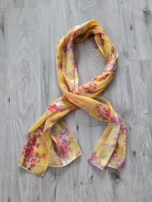 Bufanda boho rectángulo estampado floral rosa mantequilla longitud media Foto 1 de 4