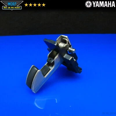 НОВАЯ ОРИГИНАЛЬНАЯ ЗАЩЕЛКА КАПОТА ДВИГАТЕЛЯ 08-11 YAMAHA WAVERUNNER FX F1W-6517C-02-00 - Изображение 1 из 4