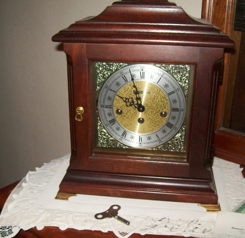 Howard Miller Model# 612-300 "EDINBURGH" WESTMINSTER CHIME MANTEL CLOCK Cover