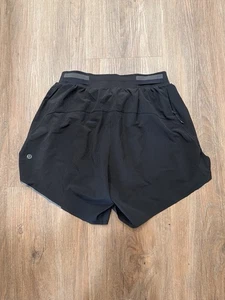 Pantalón Corto Lululemon Hombre Forrado Rápido Libre 6" Talla S Negro Perforado Reflector Correr Gimnasio - Imagen 1 de 10