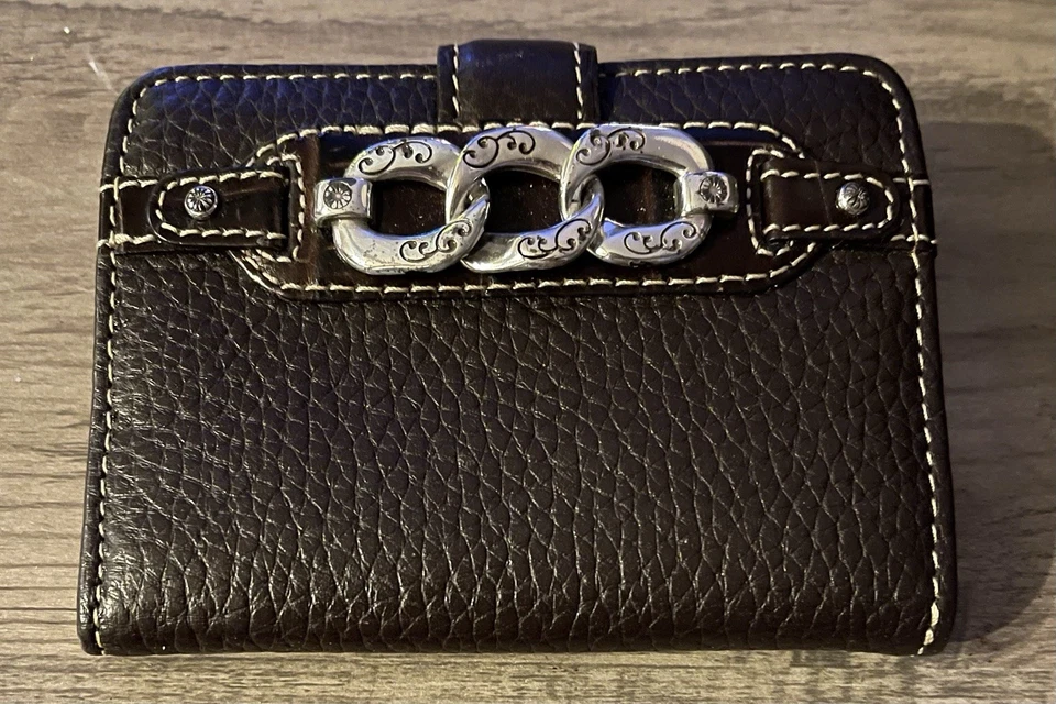 Cartera de cuero marrón Brighton con adornos plateados Foto 1 de 4